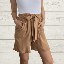 Cargar imagen en el visor de la galería, Short Italiano de Viscosa con lazo en la cintura, color Camel
