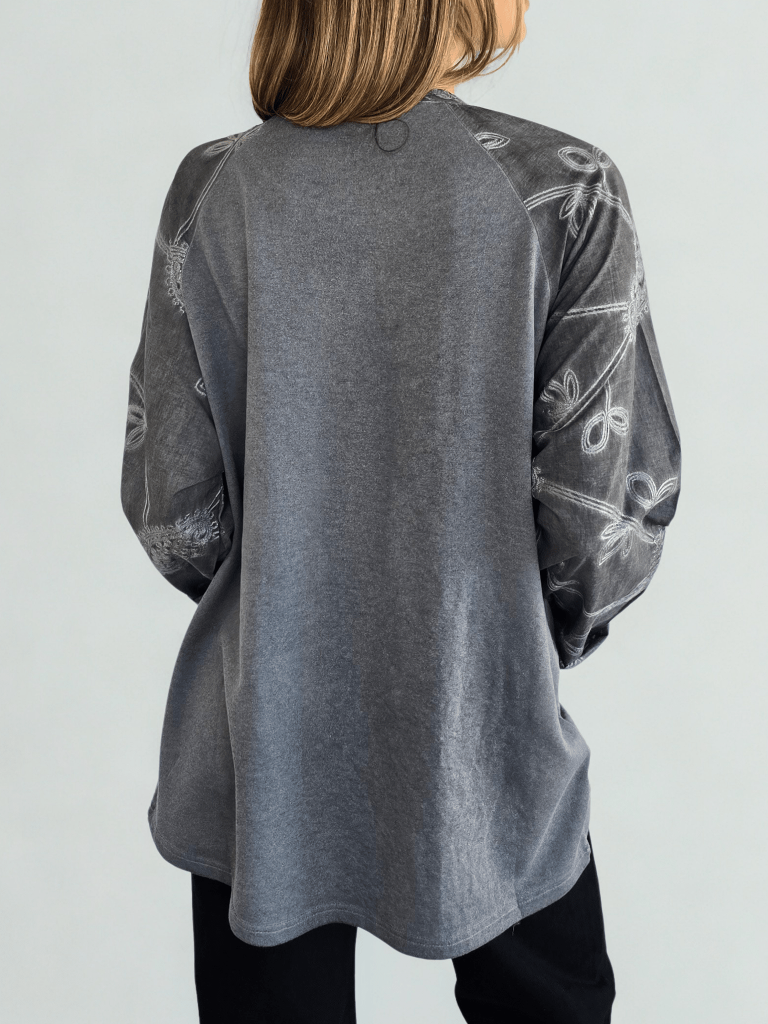 Polera con mangas bordadas, color Gris