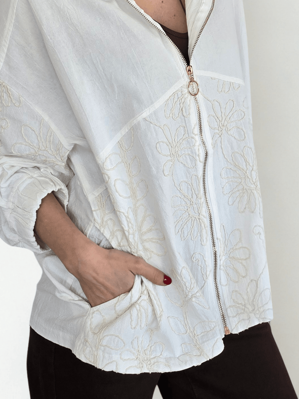 Chaqueta Bordada con Gorro, color Blanco