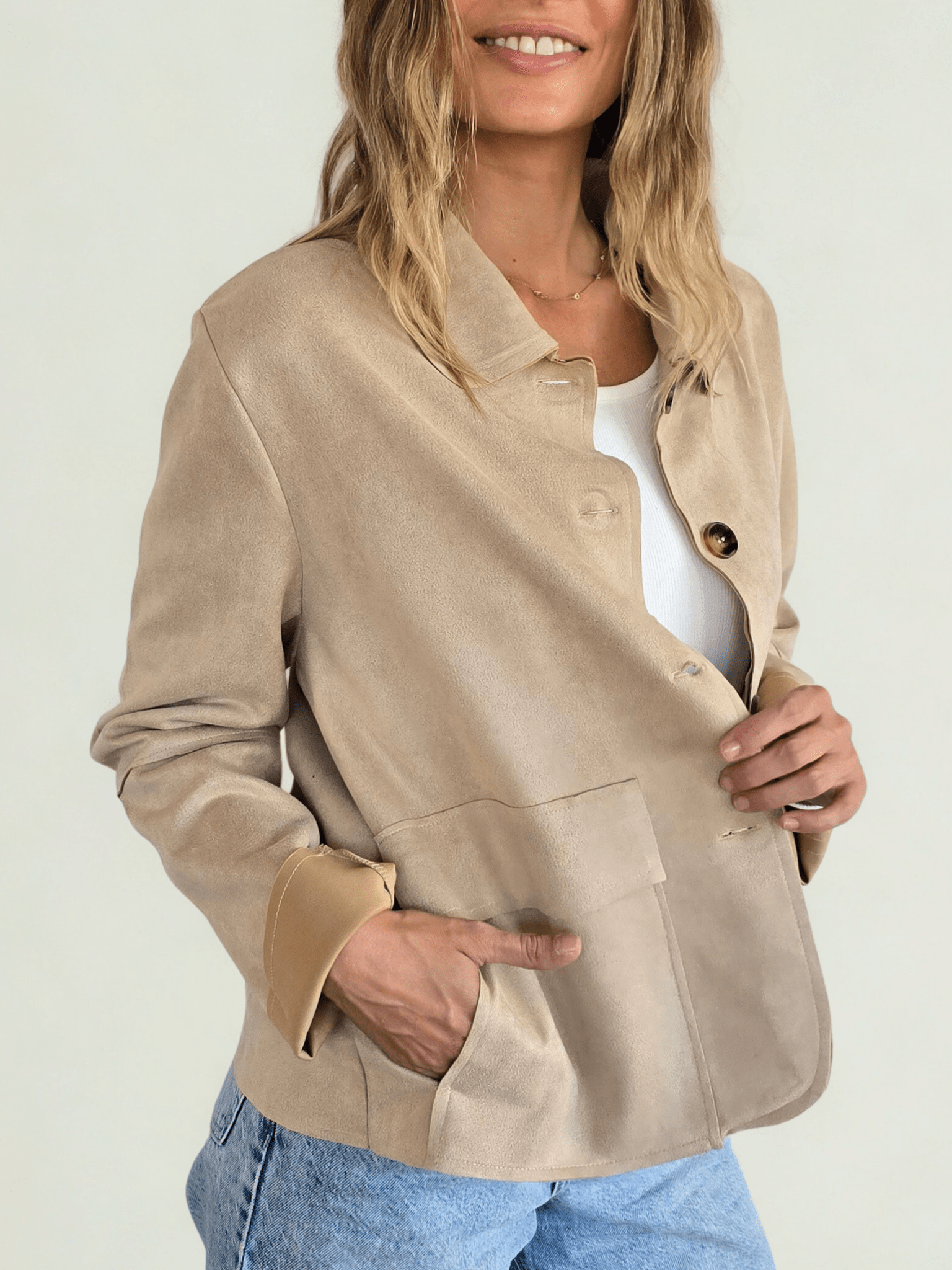 Chaqueta corta Tipo Gamuza, color Beige