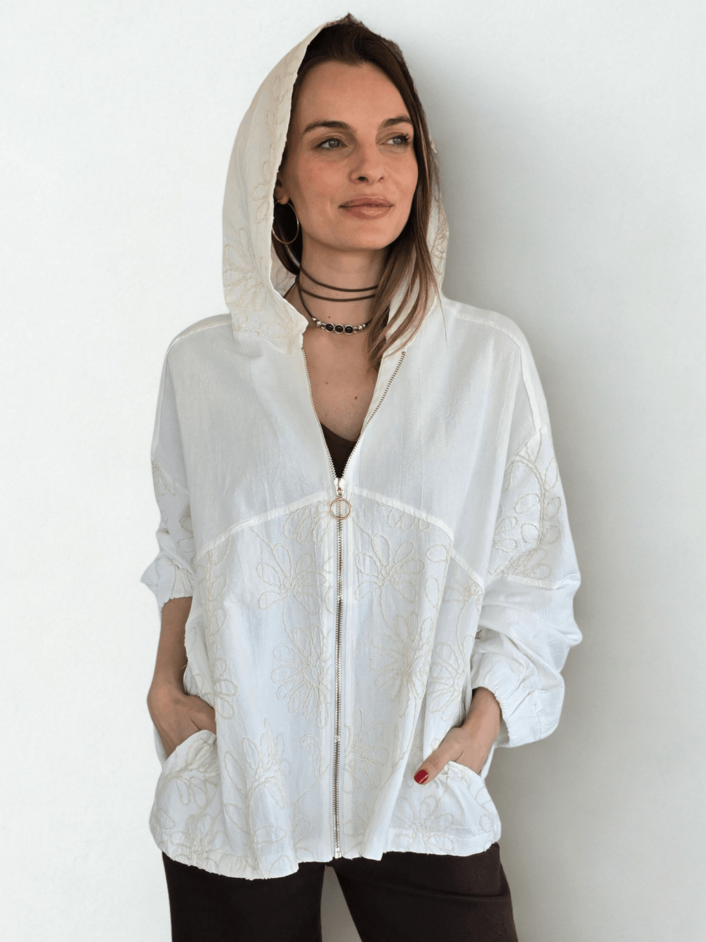 Chaqueta Bordada con Gorro, color Blanco