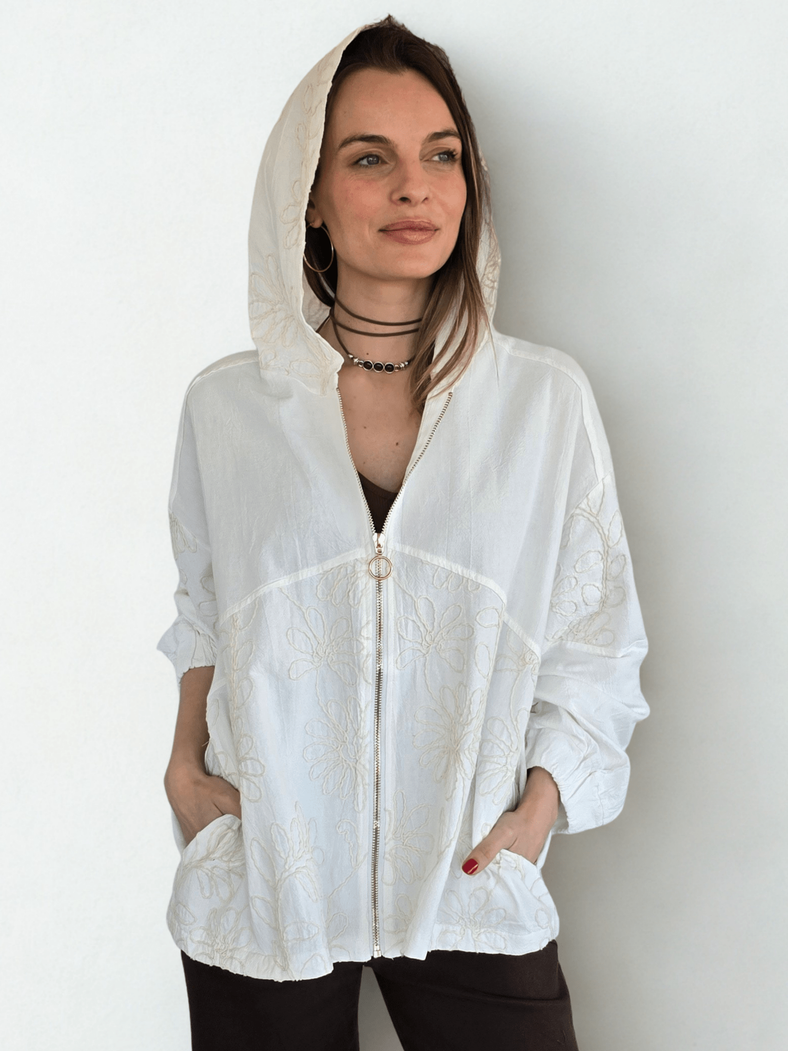 Chaqueta Bordada con Gorro, color Blanco