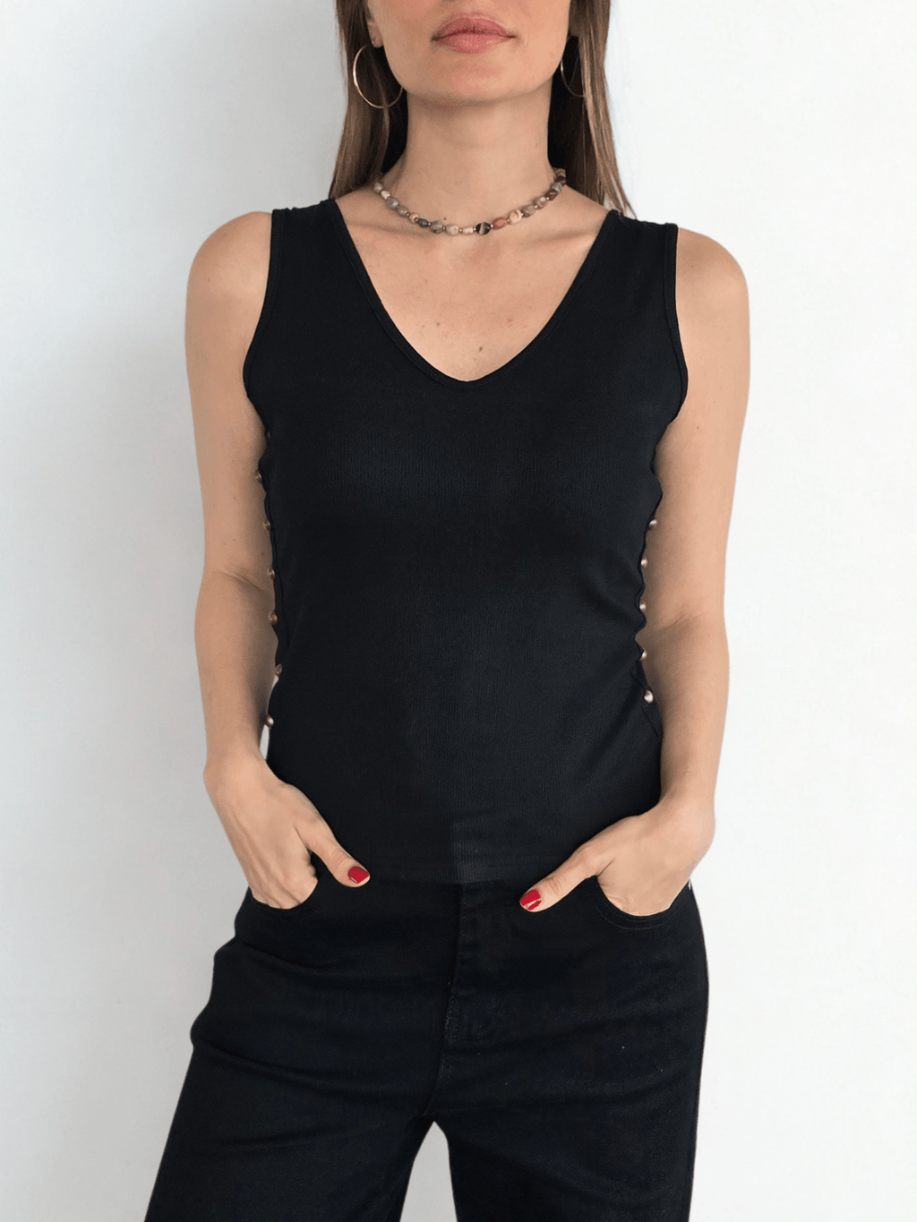 Polera escote en V sin Mangas, color Negro