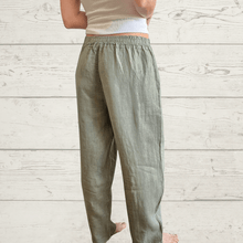 Cargar imagen en el visor de la galería, Pantalón de Lino Italiano dos bolsillos, color Verde Musgo
