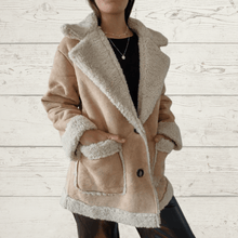 Cargar imagen en el visor de la galería, Chaqueta Italiana, con chiporro Beige
