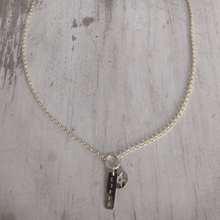Cargar imagen en el visor de la galería, Collar con estrella y placa life, bañado en oro
