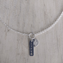 Cargar imagen en el visor de la galería, Collar con estrella y placa life, bañado en oro
