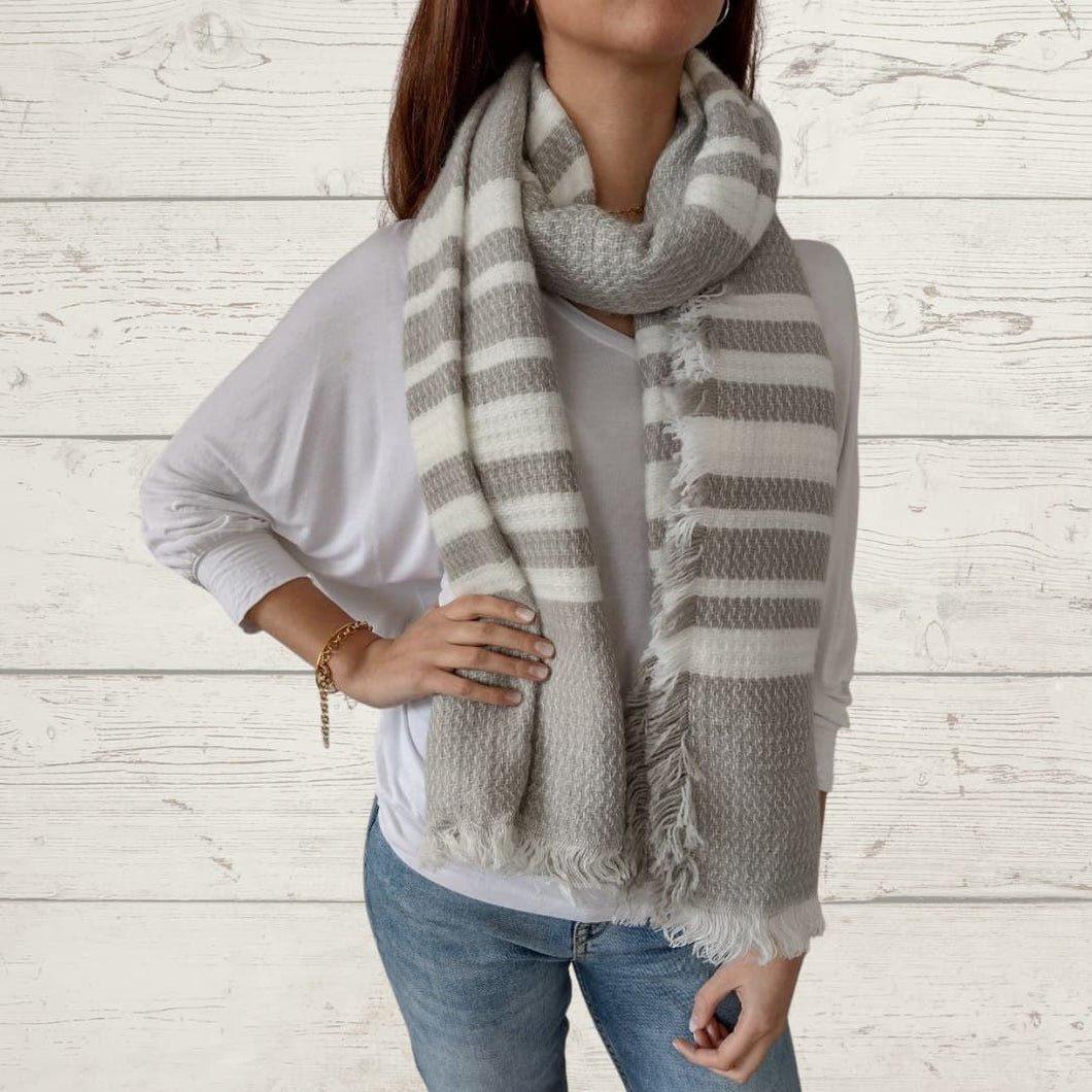 Bufanda rayada gris con blanco