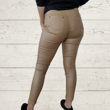 Cargar imagen en el visor de la galería, Pantalón eco cuero con spandex, color camel
