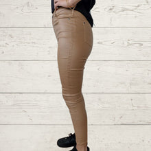 Cargar imagen en el visor de la galería, Pantalón eco cuero con spandex, color camel
