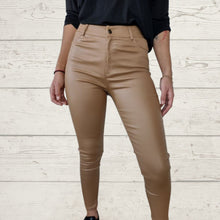 Cargar imagen en el visor de la galería, Pantalón eco cuero con spandex, color camel

