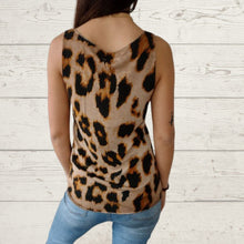 Cargar imagen en el visor de la galería, Polera Italiana sin mangas animal print, fondo camel
