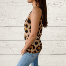 Cargar imagen en el visor de la galería, Polera Italiana sin mangas animal print, fondo camel
