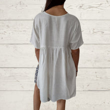 Cargar imagen en el visor de la galería, Vestido escote en V tres botoncitos, color blanco

