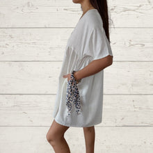 Cargar imagen en el visor de la galería, Vestido escote en V tres botoncitos, color blanco
