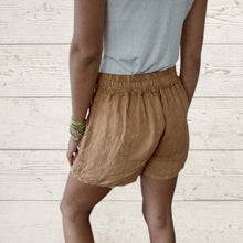 Cargar imagen en el visor de la galería, Short de Lino Italiano con lazo, color Camel
