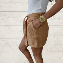 Cargar imagen en el visor de la galería, Short de Lino Italiano con lazo, color Camel
