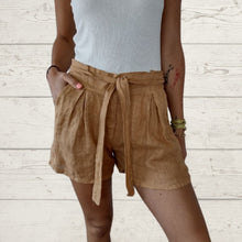 Cargar imagen en el visor de la galería, Short de Lino Italiano con lazo, color Camel
