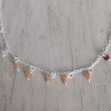 Cargar imagen en el visor de la galería, Collar con cristales rojo y naranjo, bañado en plata, largo 40 cm
