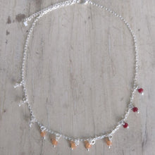 Cargar imagen en el visor de la galería, Collar con cristales rojo y naranjo, bañado en plata, largo 40 cm

