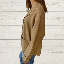 Cargar imagen en el visor de la galería, Chaqueta tipo blazer tejida, color camel
